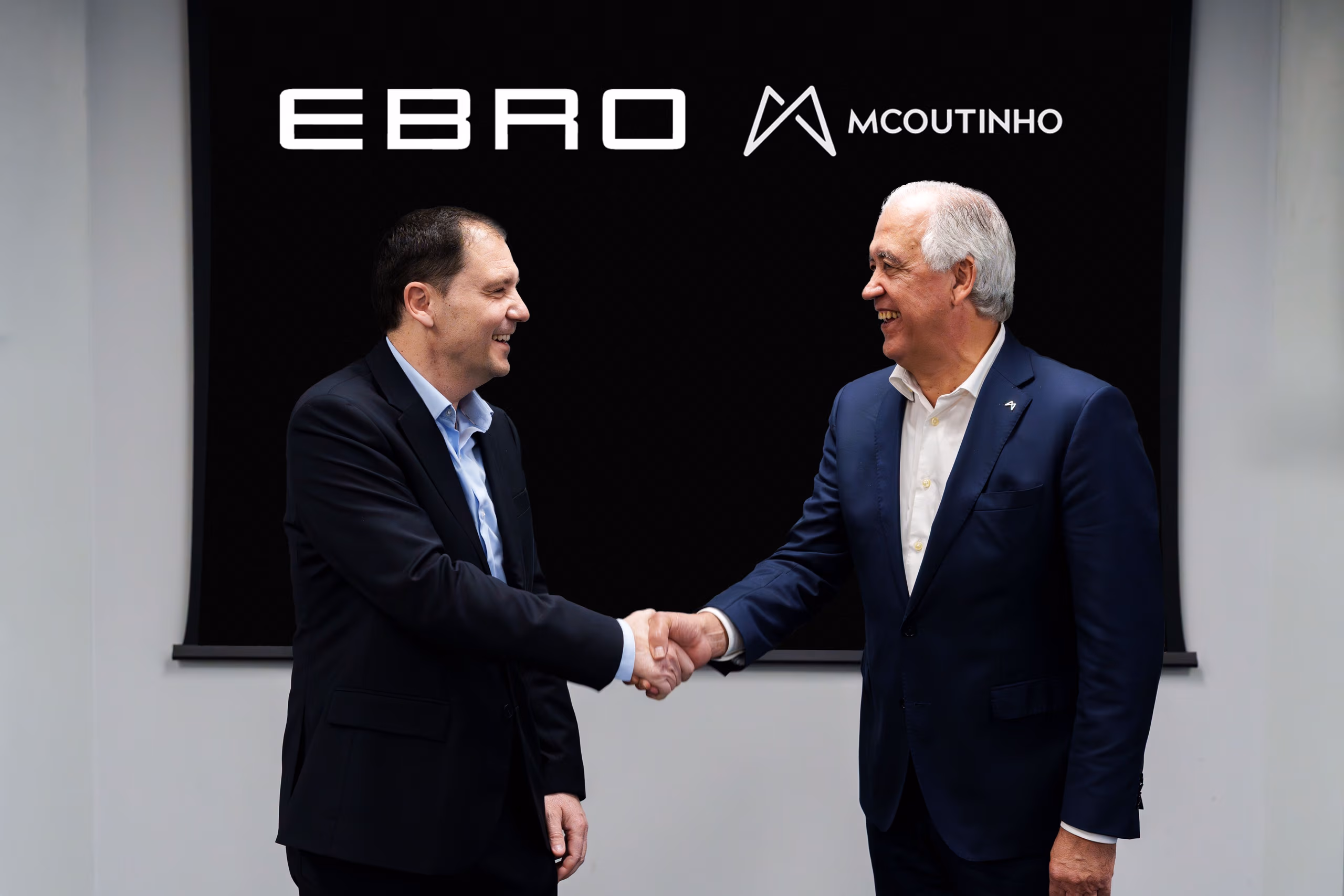 Rafael Ruiz, presidente de EBRO EV MOTORS (izda) y António Coutinho, CEO Grupo MCoutinho (dcha).jpg