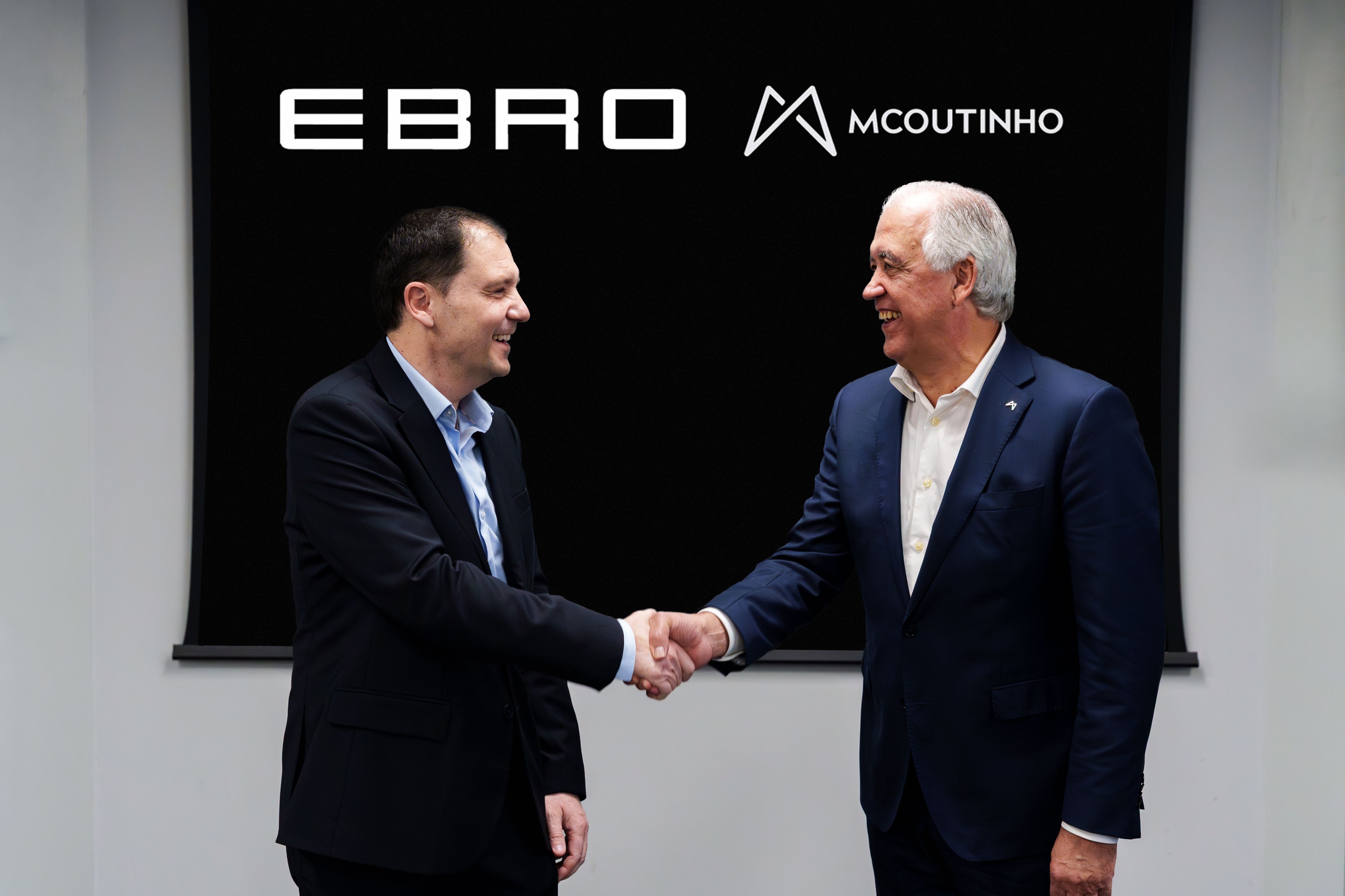 Rafael Ruiz, presidente de EBRO EV MOTORS (izda) y António Coutinho, CEO Grupo MCoutinho (dcha).jpg